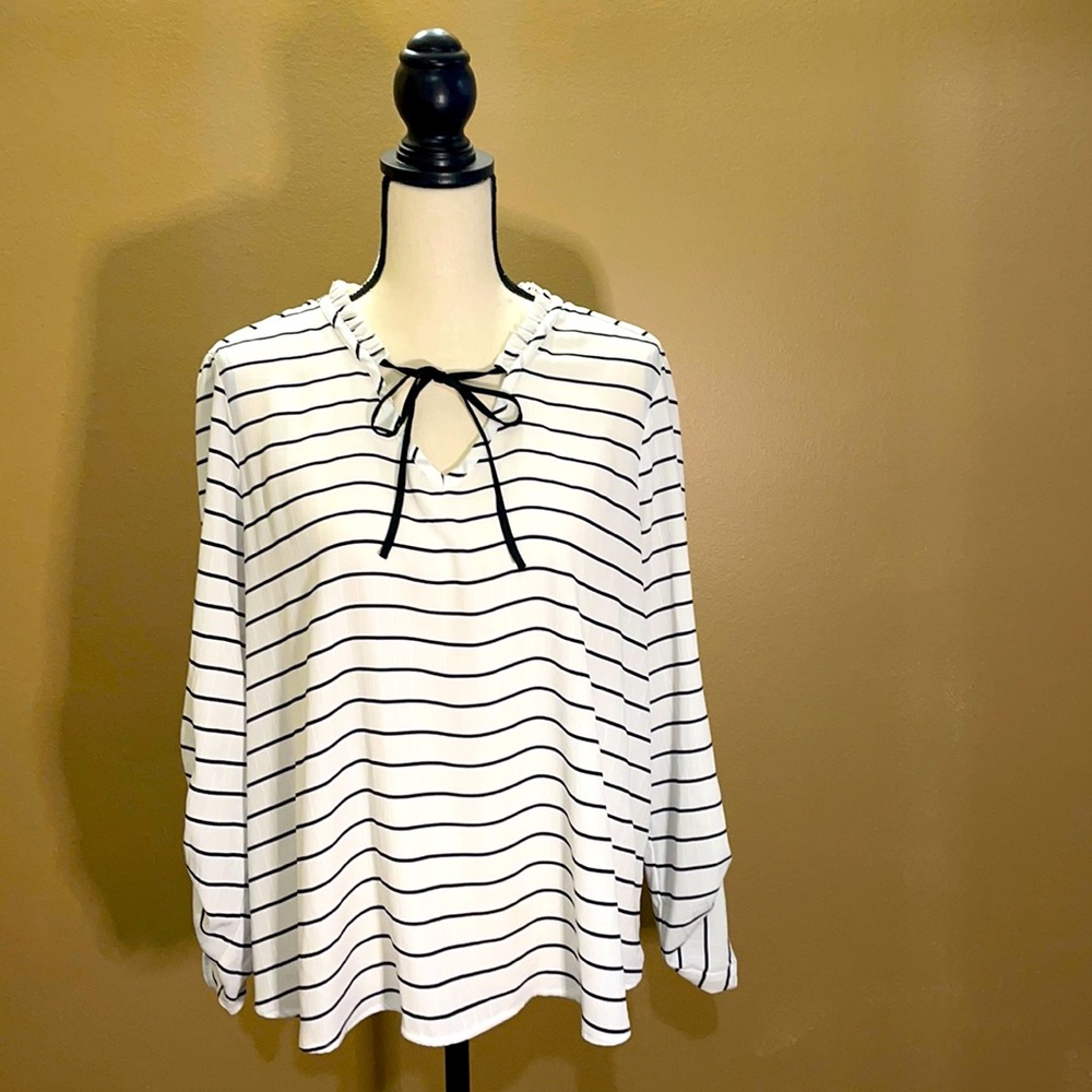 Black and white adorable top!